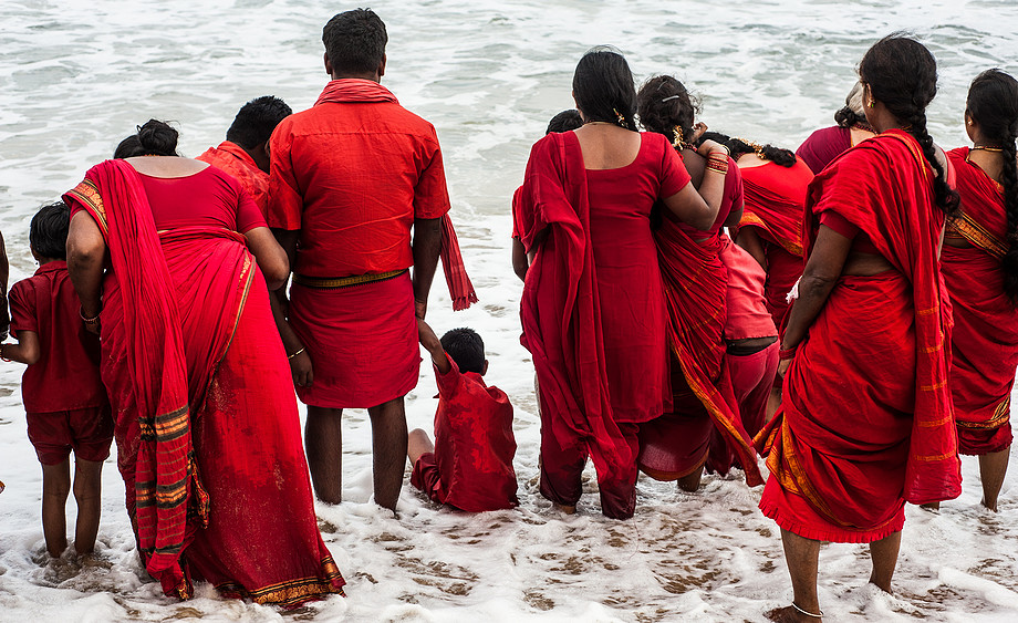 Kąpiel w morzu w Mamallapuram (Indie. Dzień jak nie codzień.)